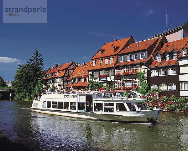 Schiff im Fluss  Flusses Regnitz  Bamberg  Oberfranken  Bayern  Deutschland