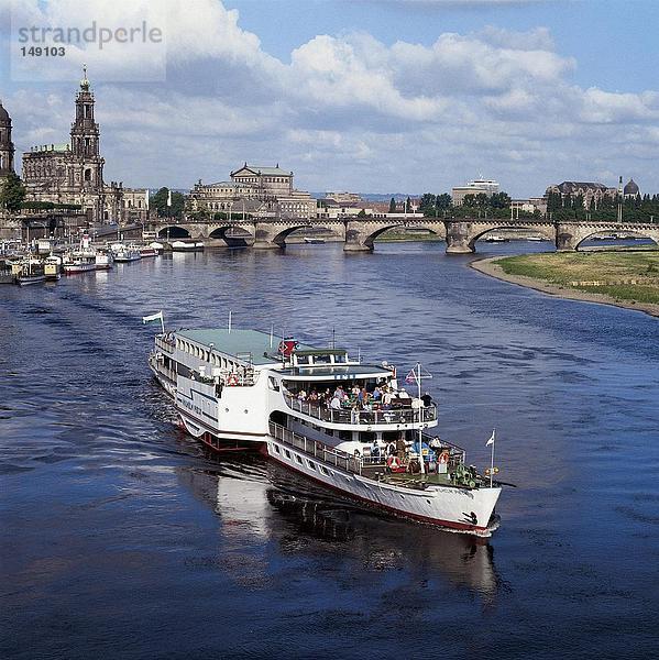 Schiff auf Elbe  Dresden  Deutschland