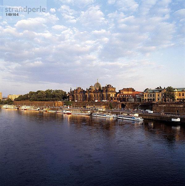 Gebäuden Waterfront  Bruhl's Terrasse  Elbe River  Dresden  Sachsen  Deutschland