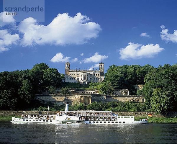 Tour Boot im Fluss  Schloss Pillnitz  Elbe  Pillnitz  Dresden  Sachsen  Deutschland