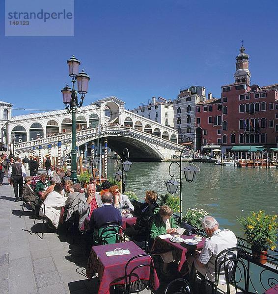 Menschenbei Straßencafé  Venedig  Italien