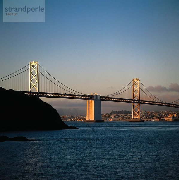 Brücke über Fluss bei Dämmerung  Bay Bridge  San Francisco  Kalifornien  USA