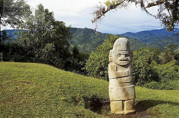 Antike Skulptur auf grasbewachsenen Landschaft  Kolumbien