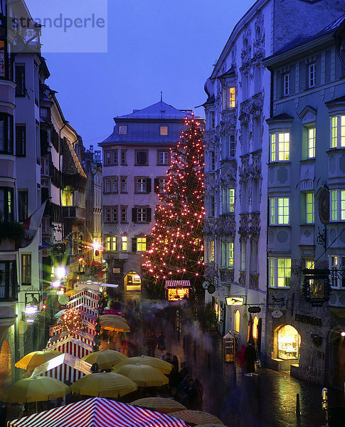 Weihnachtsbaum beleuchtet in Stadt  Innsbruck  Tirol  Österreich
