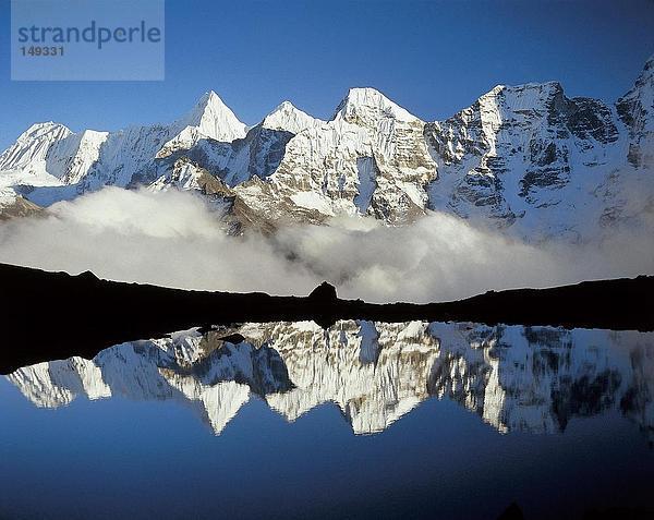 Reflexion der schneebedeckten Berg in See  Glacial Lake  Khumbu  Nepal