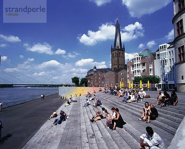 Touristen sitzen auf Schritte an der K??ste  Lambertuskirche  Düsseldorf  Nord-Rhein Westfalen  Deutschland