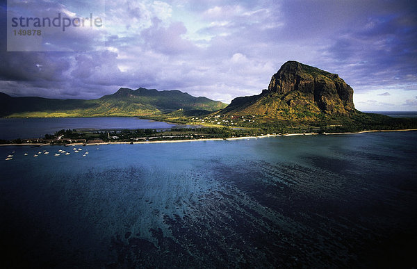 Cliff unter wolkenverhangenen Himmel an der Waterfront  Mauritius