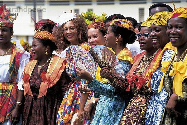 Gruppe von Frauen in Tracht  Martinique  Guadeloupe  Antillen Lächeln