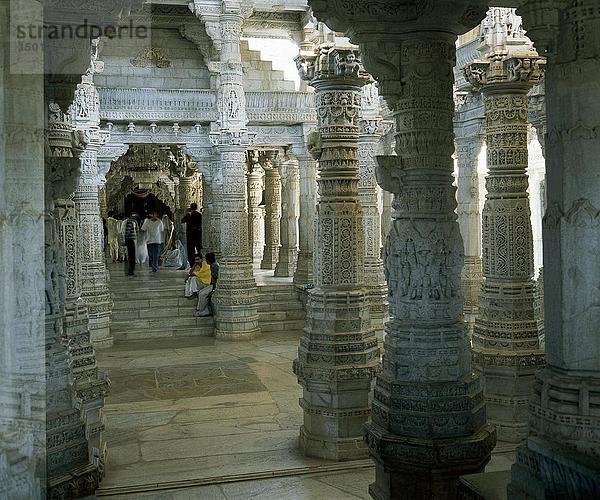 Innere der Tempel  Chaumukkha  Ranakpur Tempel  Ranakpur  Rajasthan  Indien
