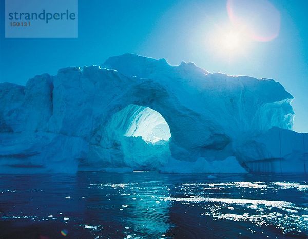 Natürlichen Bogen gegründet eine Eis-Burg in das Meer  Uummannaq  Grönland