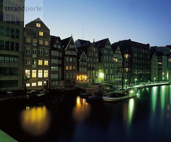 Reflexion der Gebäude in River bei Dämmerung  Nikolaifleet  Hamburg  Deutschland