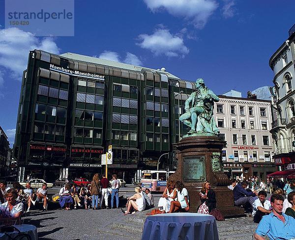 Touristen in der Nähe von Statue  Hamburg  Deutschland