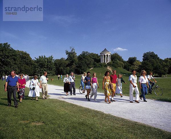 Touristen im Garten  München  Deutschland