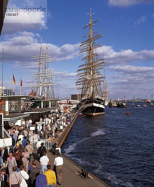 Touristen am Hafen in der Nähe von Schiff  Port. St. Pauli  Hamburg  Deutschland