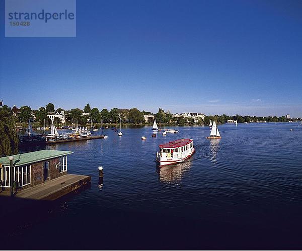 Boote in River  Lake Außenalster  Hamburg  Deutschland