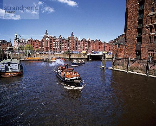 Steamer in Fluss  Elbe  Hamburg  Deutschland