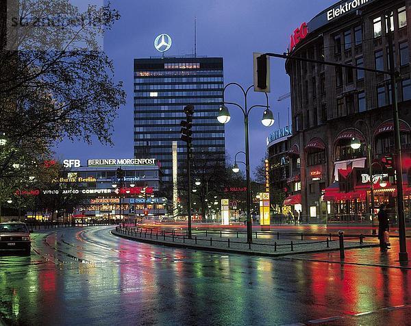Gebäude in Stadt beleuchtet nachts  Berlin  Deutschland