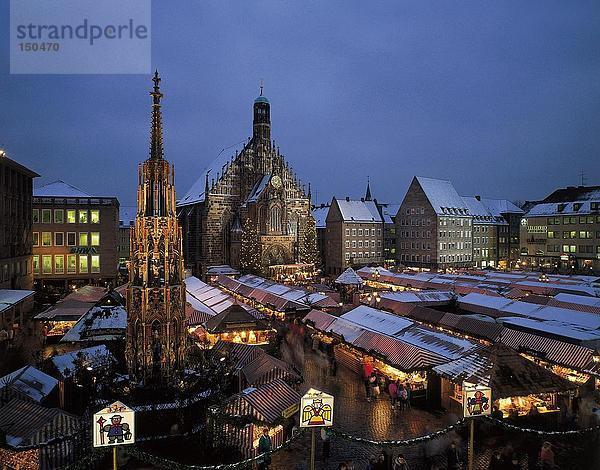 Menschen in Weihnachten Markt bei Dämmerung  Nürnberg  Franken  Bayern  Deutschland