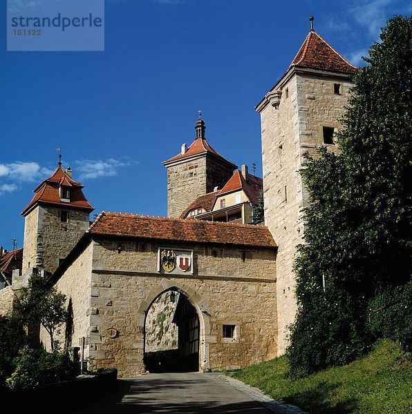 Pfad zum Torbogen alten Burg  Franken  Bayern  Deutschland