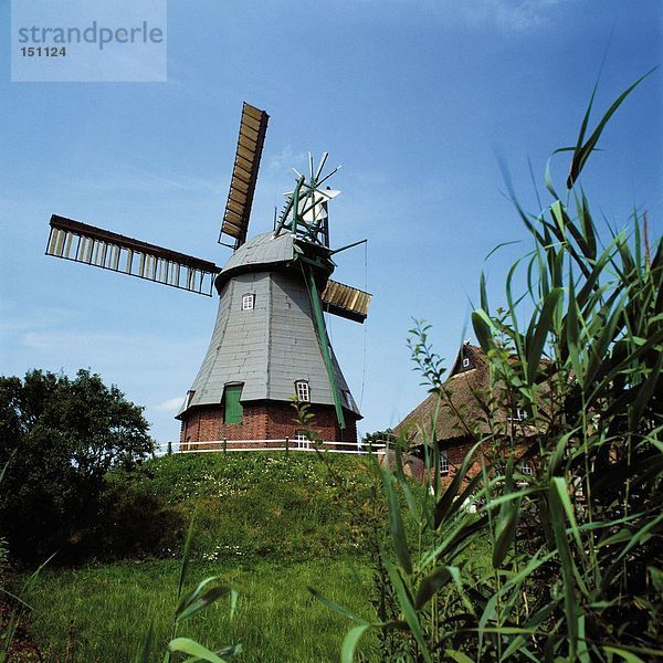 Traditionelle Windmühle gegen blauen Himmel  Deutschland
