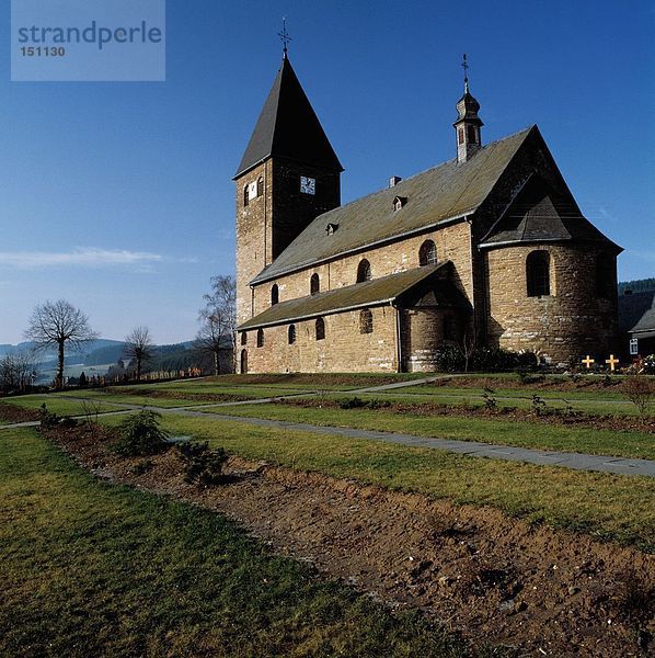 Kirche auf ländliche Landschaft unter blauen Himmel  Deutschland