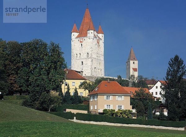 Burgturm gegen blauen Himmel  Bayern  Deutschland