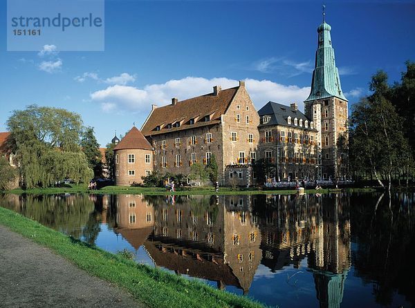 Kathedrale spiegelt sich in See  Raesfeld  Nordrhein-Westfalen  Deutschland