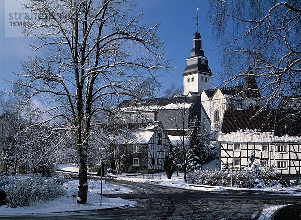 Schneebedeckte Bäume vor der Kirche  Numbrecht  Nordrhein-Westfalen  Deutschland