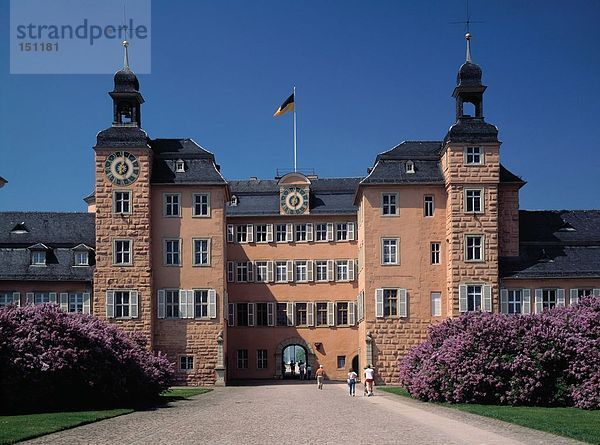 Touristen an Schloss  Schwetzingen  Deutschland