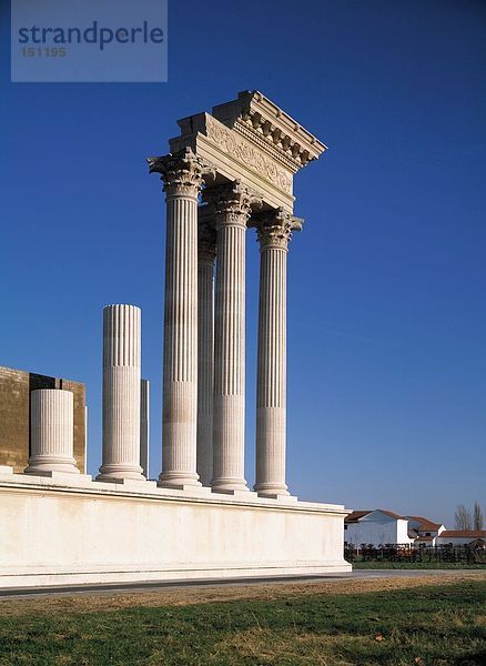 Alte Ruinen von Säulen gegen blauen Himmel  Xanten  Nordrhein-Westfalen  Deutschland