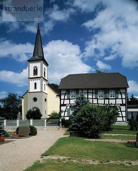 Fassade der Kirche  Lohmar  Nordrhein-Westfalen  Deutschland