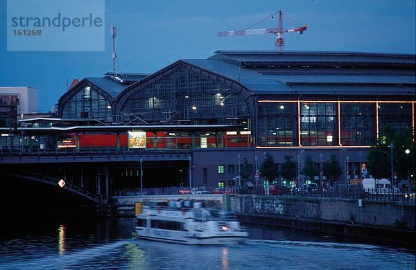 Bahnhof Waterfront  Bahnhof Friedrichstraße  Spree River  Berlin  Deutschland