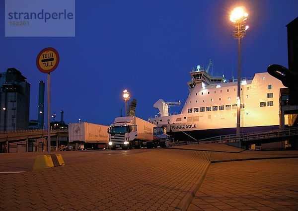 Schiff und LKW im kommerziellen Dock  Naantali  Finnland