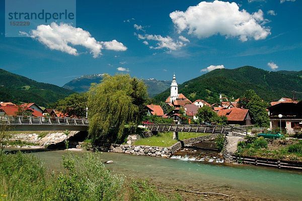 Stadt am Flussufer  Savinja River  Ljubno  Slowenien