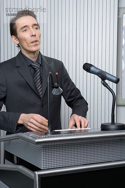 Geschäftsmann auf dem Podium