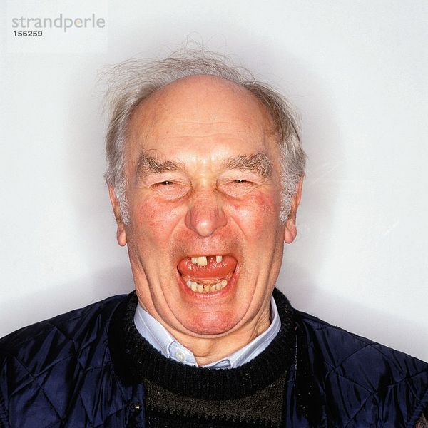 Älterer Mann mit fehlendem Zahn