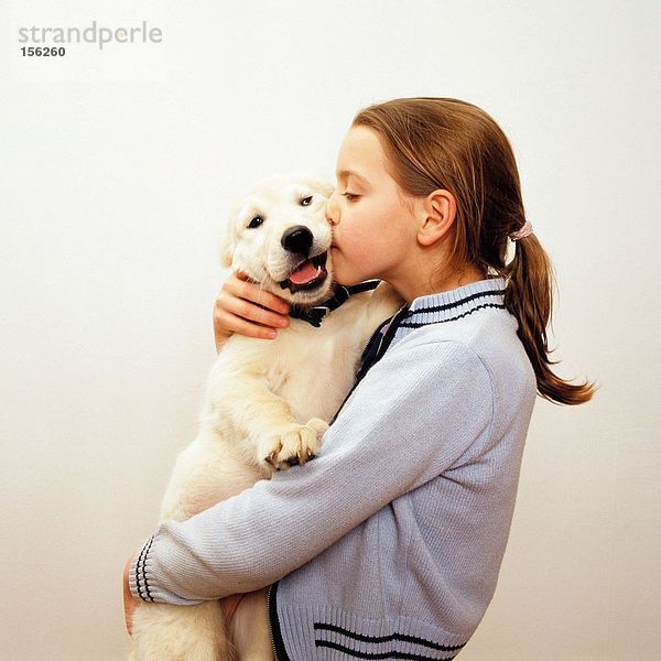 Mädchen küssend Labrador Welpe