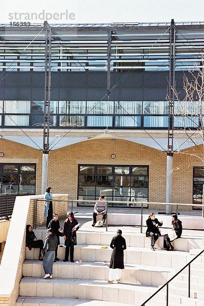 Studenten außerhalb der Bibliothek