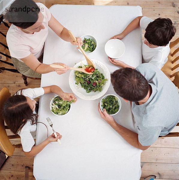 Familienessender Salat am Tisch