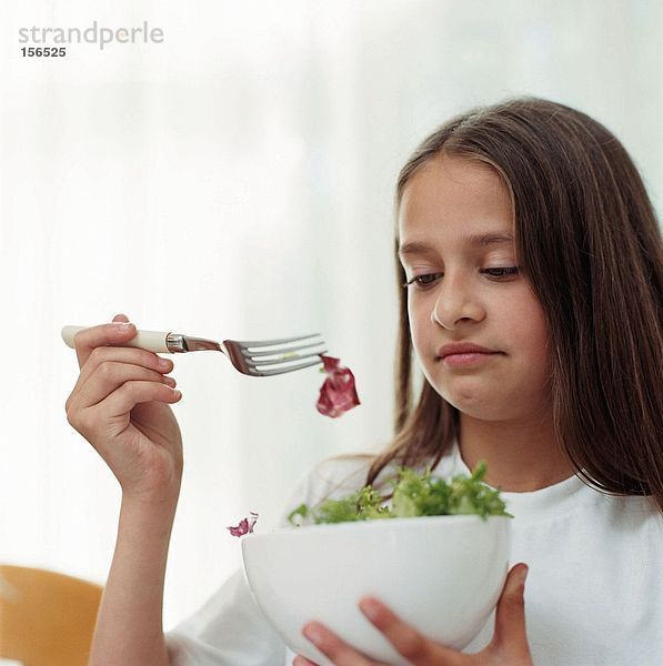 Mädchen mit einer Schüssel Salat