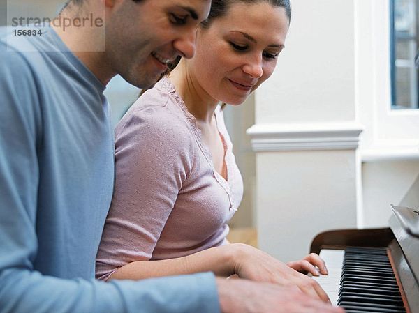 Junges Paar am Klavier