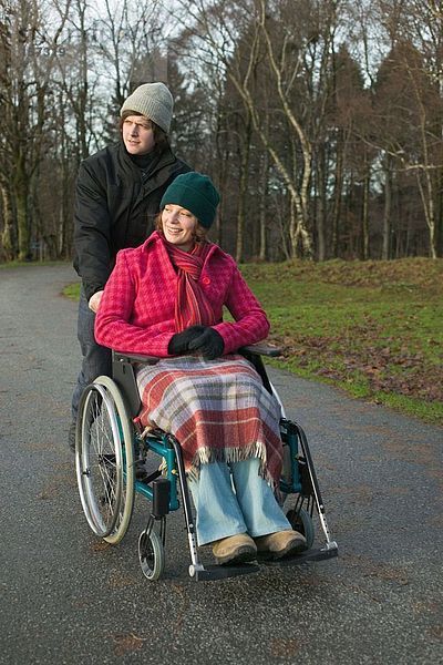 Behinderte Frau und Partnerin im Park