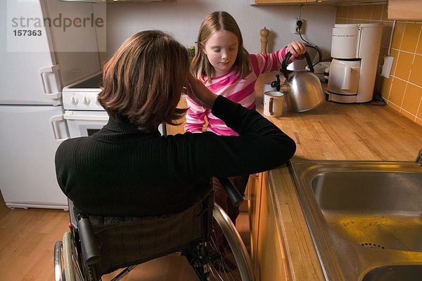 Behinderte Mutter und Tochter in der Küche