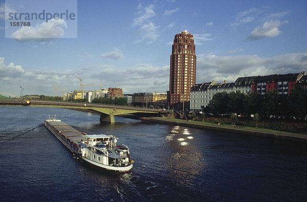 Containerschiff im Fluss  Main  Floesserbruecke Brücke  Frankfurt  Deutschland