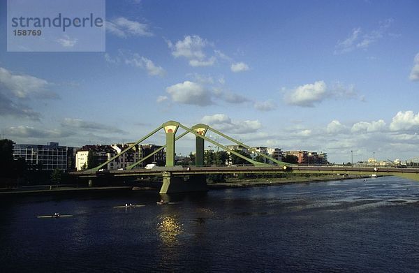 Brücke über Fluss  Floesserbruecke Brücke  Main  Frankfurt am Main  Hessen  Deutschland