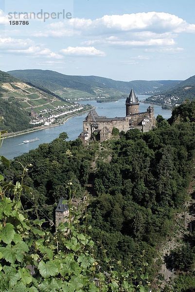 Luftbild von Burg in Riverside  Burg Stahleck  Bacharach  Rhein  Rheinland-Pfalz  Deutschland