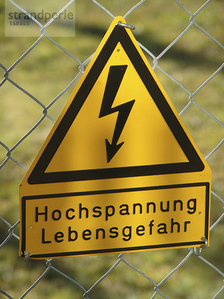Nahaufnahme-Warnung Sign auf Zaun Kette-link