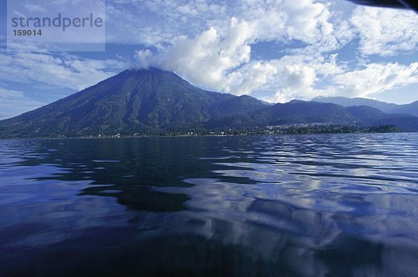 See mit Vulkan im Hintergrund  Lake Atitlan  San Pedro La Laguna  Mexiko-Guatemala