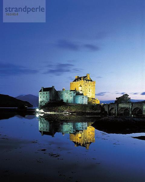 Reflexion des Schlosses in Wasser  Donan Castle  Eilean Donan  Loch Duich  Region Highlands  Scotland