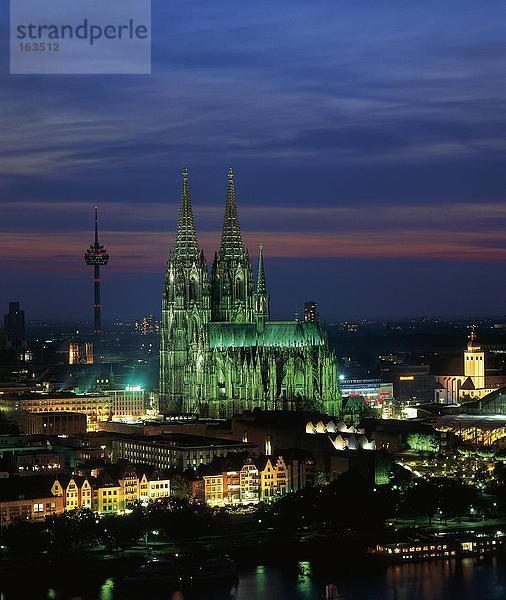 Gebäude mit Kathedrale beleuchtet nachts  Kölner Dom  Köln  Rhein  Nordrhein-Westfalen  Deutschland